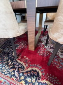 Table à manger sur mesure en bois de macassar, assortie à 8 chaises et à un tapis iranien.