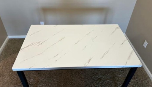 Tavolo da pranzo e sedia