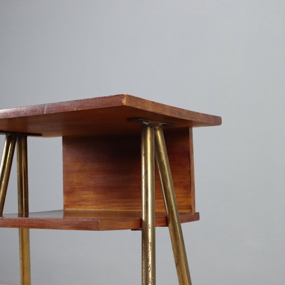 Mueble de los años 60 con patas de latón. – Revisteros, Wood (photo 3 of 7)