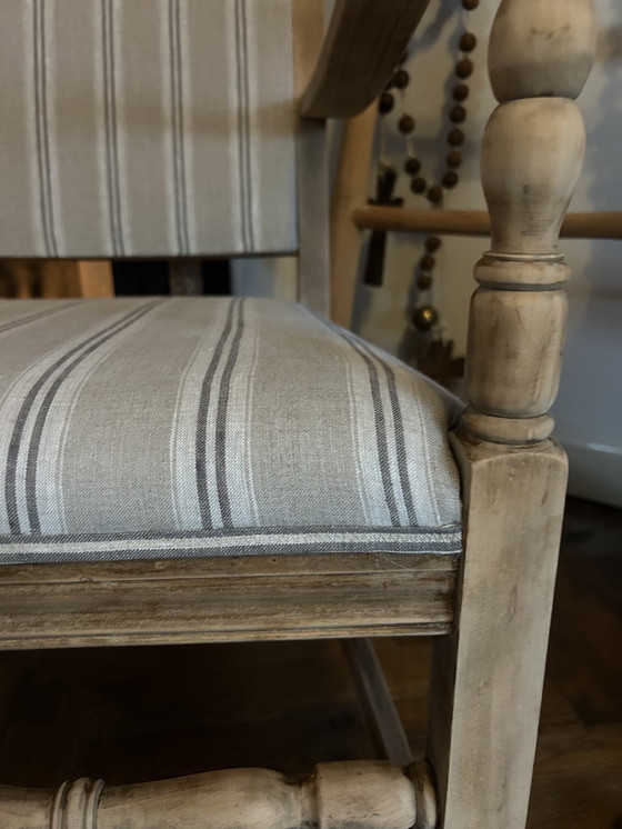 Image 1 of Antiek eiken stoeltje met houtsnijwerk en bekleed met Frans linnen