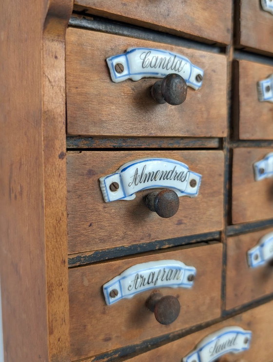 Image 1 of Armoire à épices murale rustique espagnole en bois avec étiquettes en céramique, années 1930