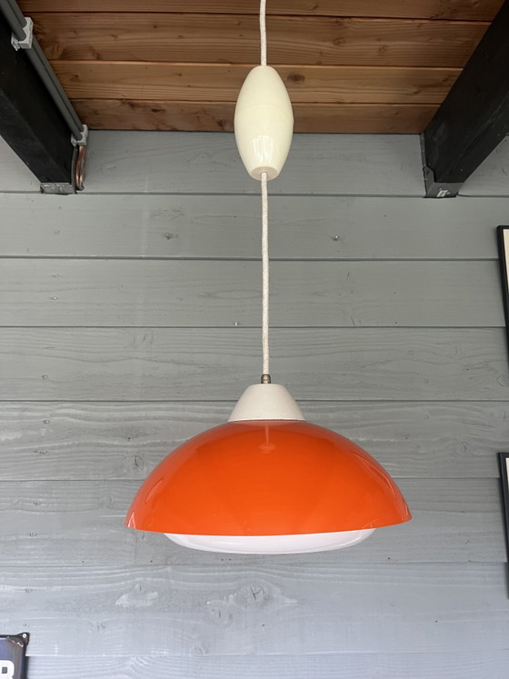 Image 1 of Suspension italienne vintage orange et blanche de style futuriste des années 70,