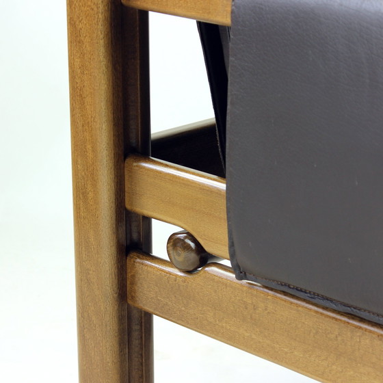 Image 1 of Bruine leren en walnoten lounge stoelen van TON, Tsjecho-Slowakije, set van 2