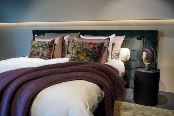 Image 1 of Letto Napoli con biancheria da letto – Comodini Moon Satellite – Tappeto Flush – Lampada da terra Tab