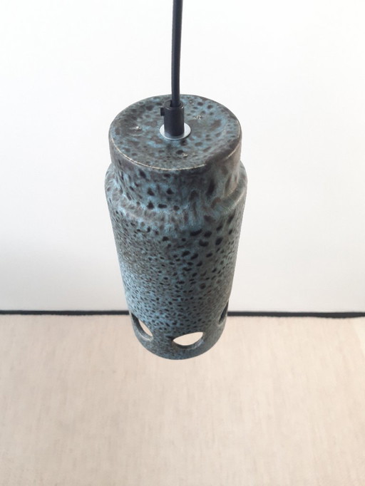Lichtblauw met bruin gevlekte keramieken aardewerken vintage hanglamp, West Germany fat lava stijl, keramiek, aardewerk lamp