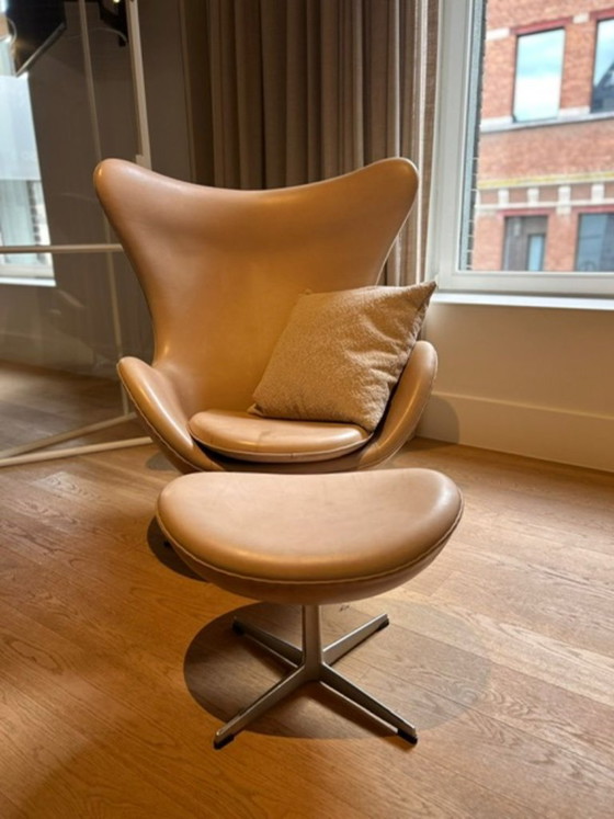 Image 1 of Fauteuil Egg de Fritz Hansen avec repose-pieds inclus