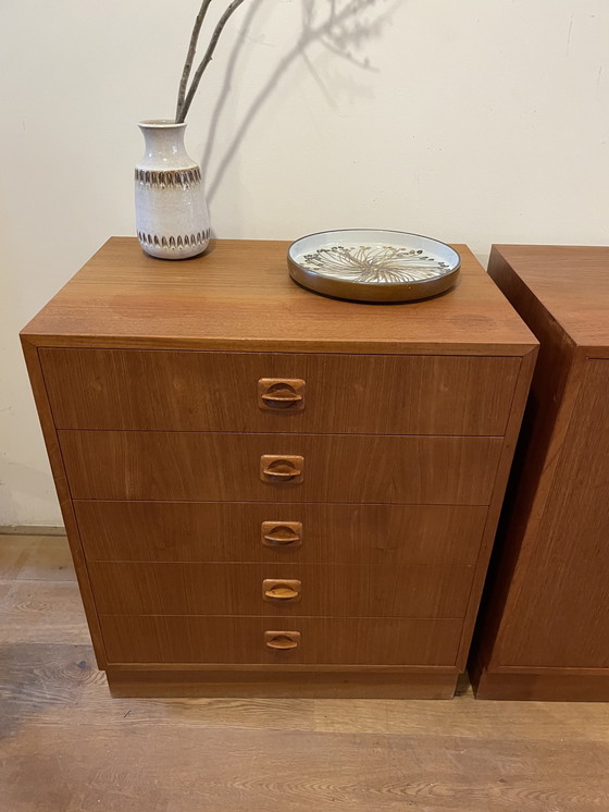 Image 1 of Twee vintage kastjes eikenfineer uit Denemarken vintage ladekast en kastje met deuren 