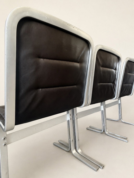 Raro set di 4 sedie da pranzo di Eric Sigfrid Persson — Svezia, anni '70 – Aluminium, Leather (photo 5 of 15)