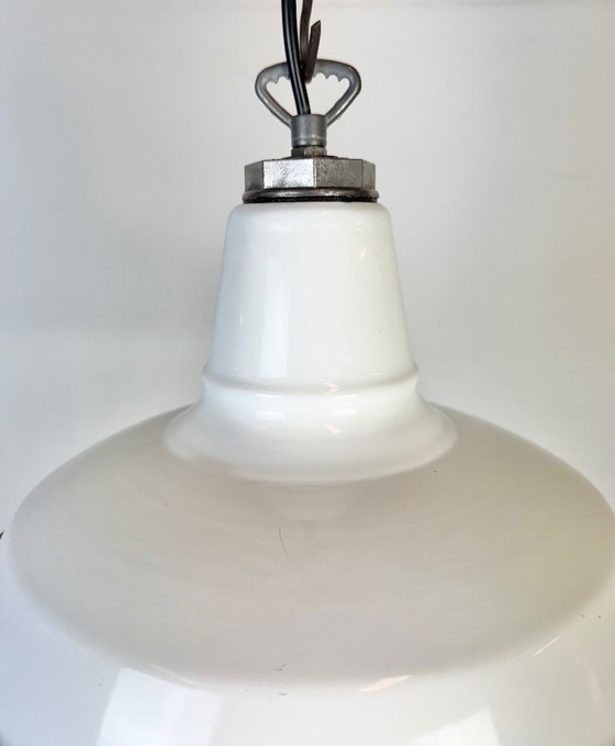 Image 1 of Industriële witte geëmailleerde fabriekshanglamp van Benjamin USA, jaren 60