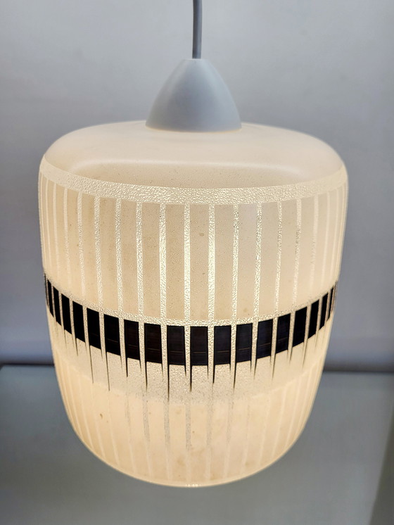 Image 1 of Vintage glazen hanglamp, wit met reliëfstructuur zwart decor, jaren 80