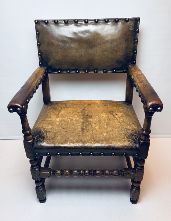 Image 1 of 🪑 Vintage eikenhouten armstoel met origineel leren bekleding (1920–1950)