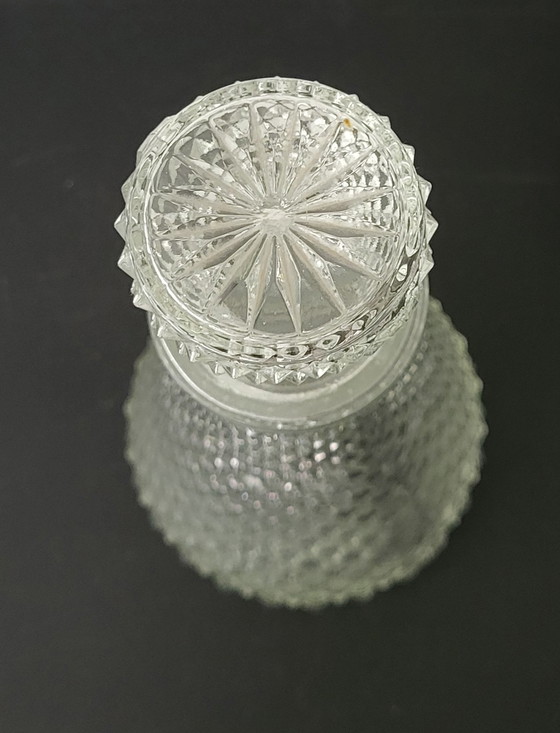 Image 1 of Carafe en verre vintage avec un motif gaufré sophistiqué.