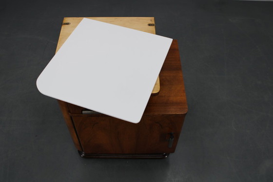 Image 1 of Table de nuit des années 1940 en finition noyer avec plateau en verre, Tchécoslovaquie