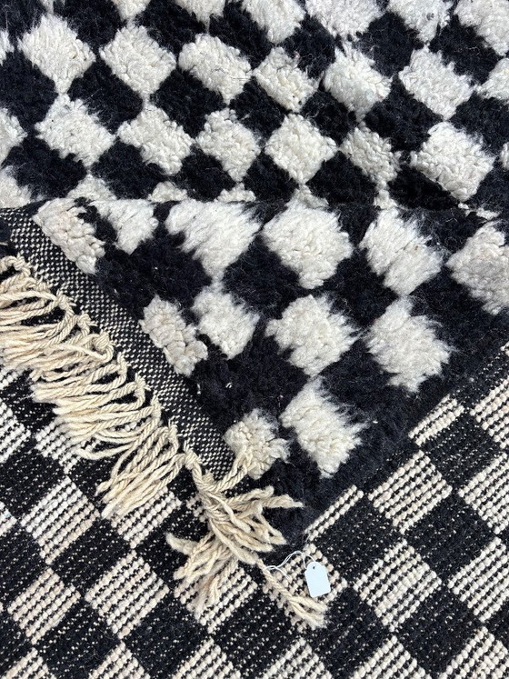 Image 1 of Alfombra bereber marroquí de 150x270 cm – Alfombra de lana a cuadros blancos y negros