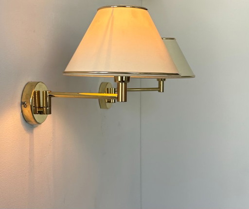 Paar vintage verstelbare wandlampen, messing en beige stof, Frankrijk 1970