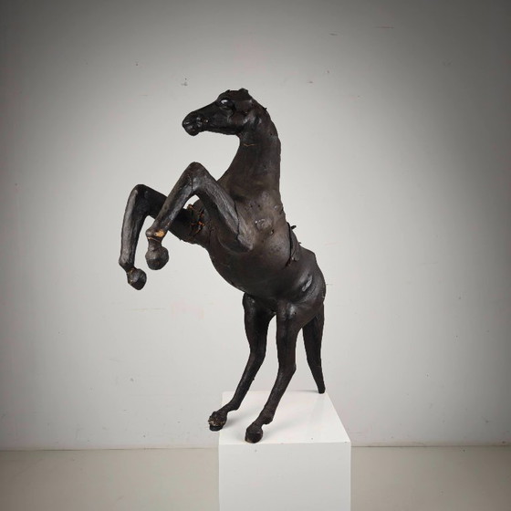 Image 1 of Antieke leren paardensculptuur uit het begin van de 20e eeuw met glazen ogen.