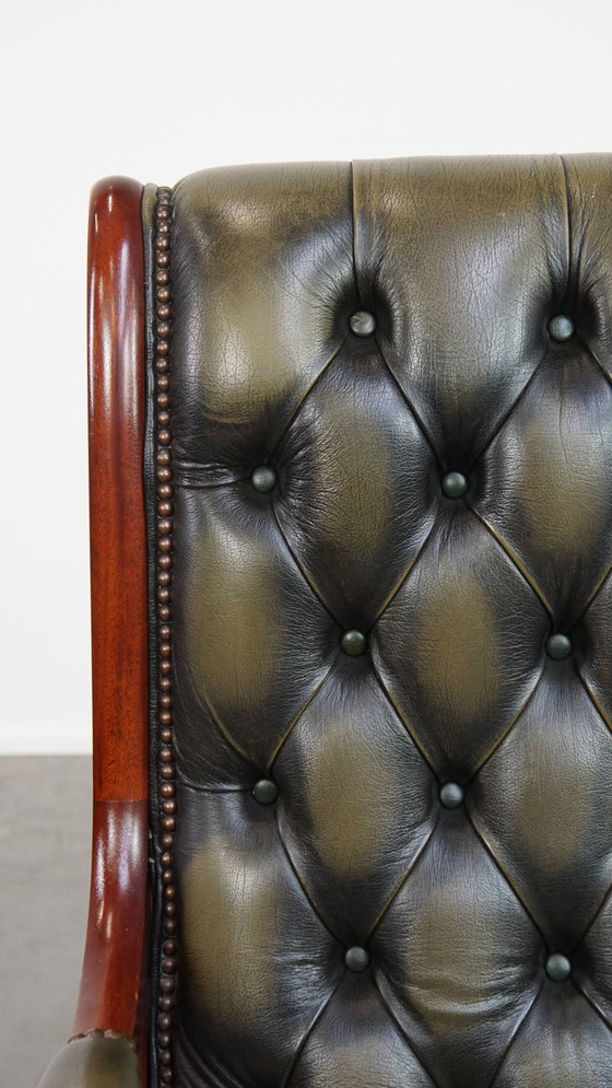 Image 1 of Groene Engelse stijl rundleren chesterfield fauteuil met hout