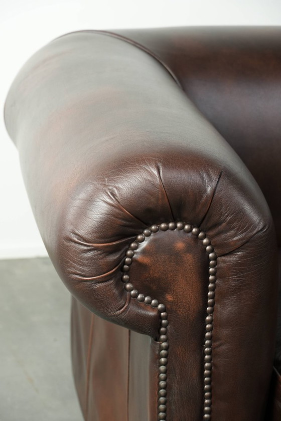 Image 1 of Lussuoso divano Chesterfield in morbida pelle bovina marrone, dal look inglese senza tempo.