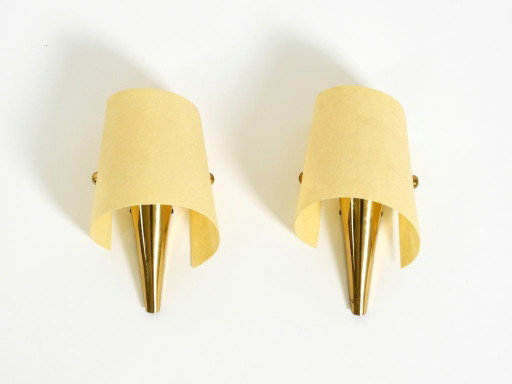 Una coppia di eccezionali applique da parete in ottone in stile Mid-Century Modern con paralumi in fibra di vetro.