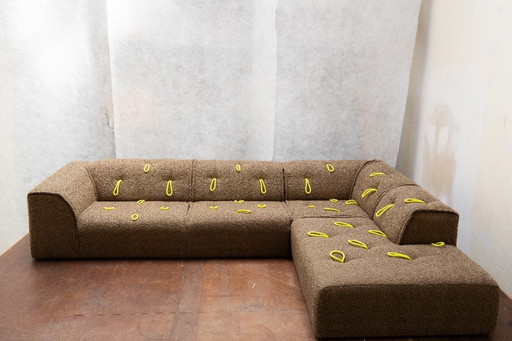 Canapé lounge sculptural 'Hold on' (1/1) - bouclé + boucles jaunes, modulable 240×200×H60