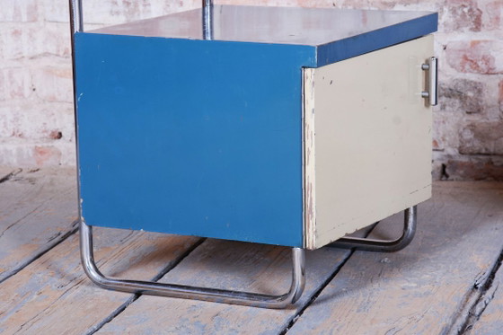 Een paar gerestaureerde Bauhaus-nachtkastjes, chroom, gelakt hout, Tsjechië, jaren 1930 – Wood, Chrome (photo 3 of 10)