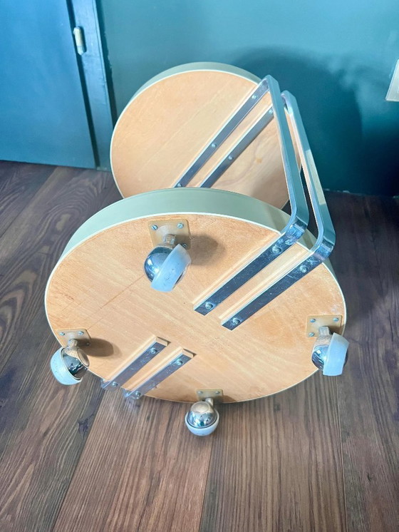 Image 1 of Original runder Space Age Servierwagen aus den 1970er Jahren auf vier Rollen, aus Chrom und massivem Holz mit Kunststoffüberzug.