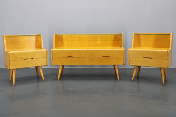 Image 1 of Nachtkastjes en ladekast met glazen legplank uit 1960, Tsjecho-Slowakije