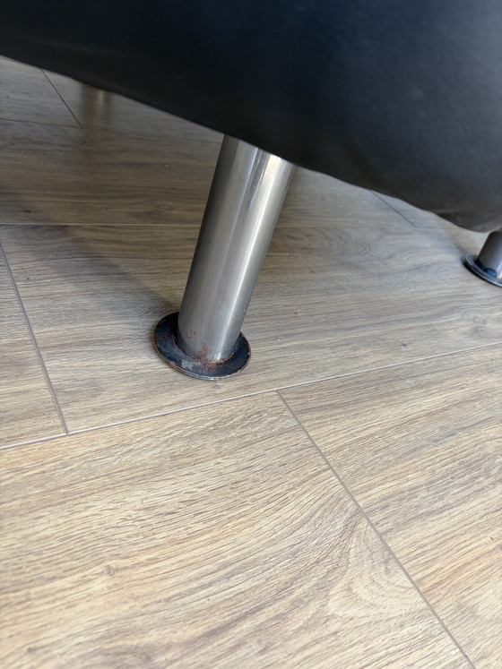 Image 1 of Divano Cheselong, design nero, rivestimento in pelle, gambe in acciaio.