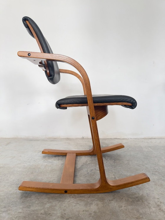 Sedia ergonomica Stokke Actulum di Peter Opsvik, Norvegia, 1979 – Sedie e poltrone, Leather, Wood (photo 6 of 8)