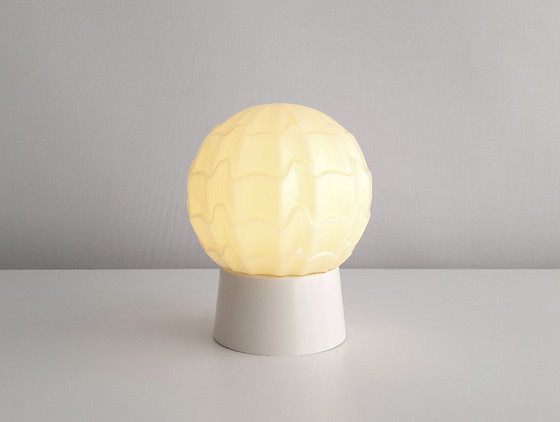 Image 1 of Beige vanille glazen plafondlampje van Thabur in Den Haag, Small variant, art deco lamp glazen bol