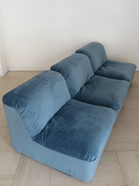 Fauteuils en velours bleu, Italie, années 70, lot de 3 – Plastique (photo 2 of 12)