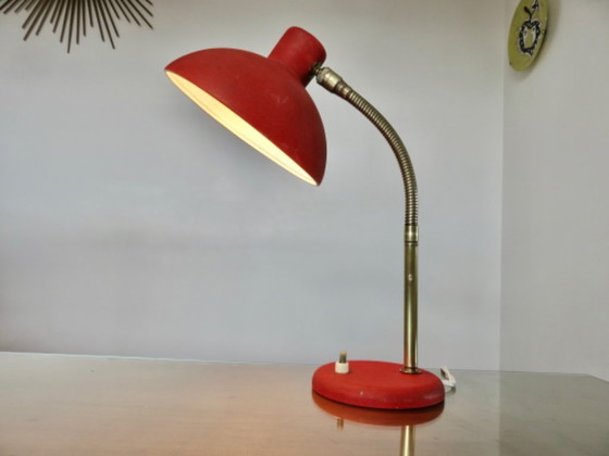 Image 1 of Franse "cocotte"-lamp van messing en rood gelakt metaal, jaren 1950-1960.