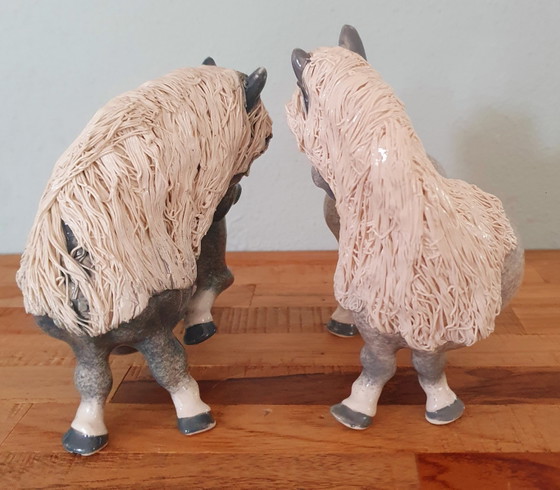 Dos figuritas de ponis Shetland de cerámica Nguni Cheval procedentes de Sudáfrica. – Nguni Ceramics (photo 4 of 6)
