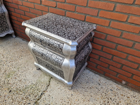 Image 1 of Cassettiera antica color argento