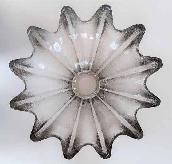 Image 1 of Lampada a sospensione in vetro ghiacciato a forma di calice e di petalo