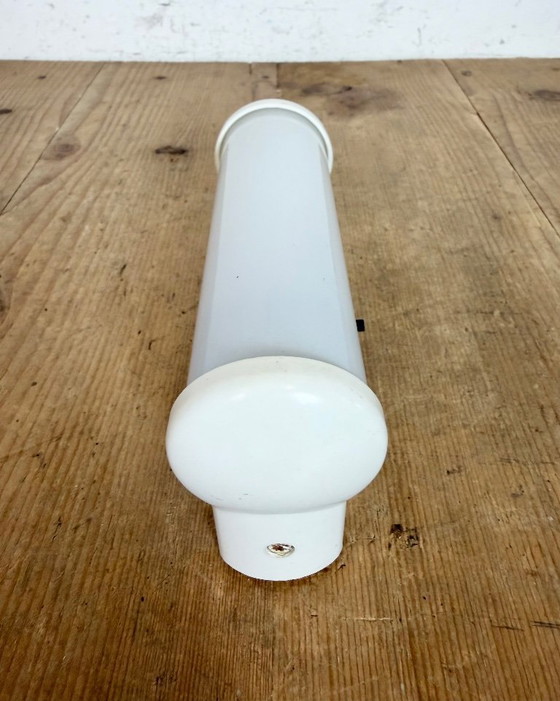 Image 1 of Applique industriale in bachelite bianca con vetro opalino, anni '50