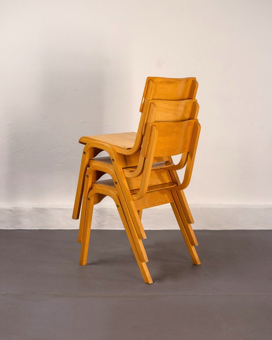 Image 1 of 3x stapelbare Schulstühle, hergestellt in Großbritannien