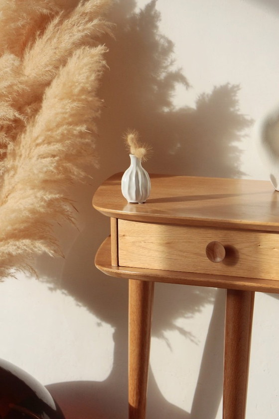 Image 1 of Massief eikenhouten consoletafel met driepootframe – Vintage & gerestaureerd