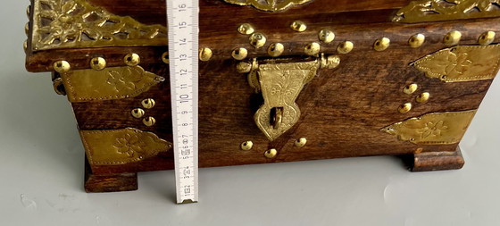 Image 1 of Handgemaakte houten doos met messing beslag – decoratief vintage stuk