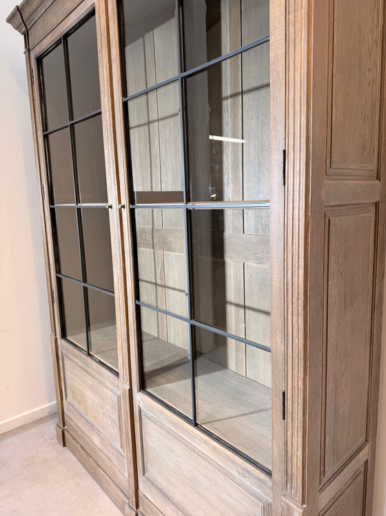 Image 1 of Rustieke vitrinekast van "flamant" eikenhout met glazen deuren met stalen frame.