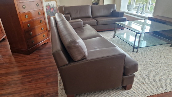 Zwei braune Ledersofas, Sitzecke, Holz (Foto 12 von 14)