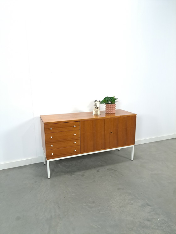 Image 1 of Furnieranrichte aus Schweden mit weißen Stahlbeinen