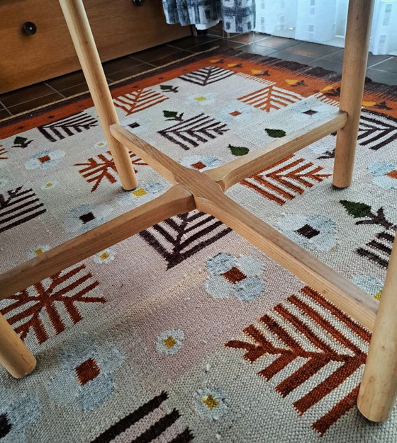 Hölzerner Beistelltisch mit runder Platte, Beistelltische, Holz, Braun, Scandinavian (Foto 3 von 8)