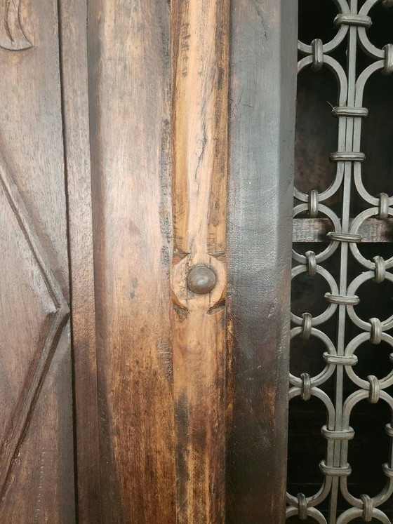 Massiver Kolonialer Antiker Holzschrank Mit Geschnitzten Türen Und Eisengitter Handgeschmiedet, Unikat, Bali (photo 9 of 15)