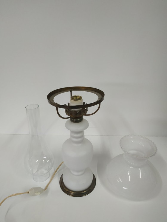 Image 1 of Lampe à huile ancienne vintage en verre opale (convertie).