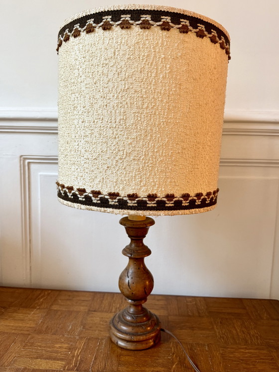 Image 1 of Grote gedraaide houten voetlamp