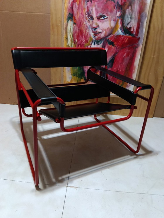 Image 1 of Bolso Knoll Wassily B3 rojo mate, nuevo-usado, en piel negra, de Marcel Breuer.