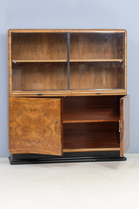 Image 1 of Bibliothèque vitrine Art Déco attribuée à Jindřich Halabala, placage en noyer, années 1930, Tchécoslovaquie