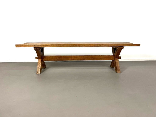 Banc brutaliste français en chêne massif du milieu du XXe siècle, années 1960.