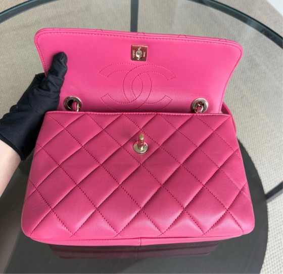 Image 1 of Borsa Chanel Trendy CC piccola - Pelle di agnello trapuntata rosa acceso con finiture dorate, serie 24